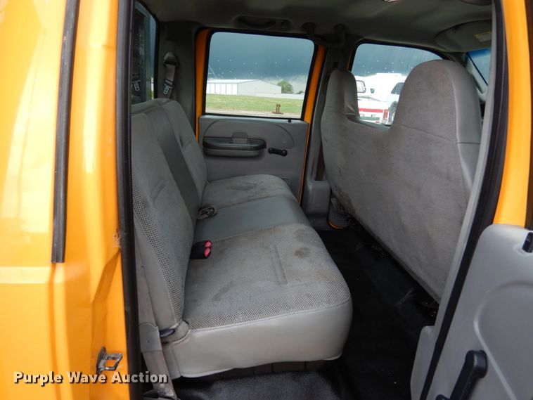 image for item IL9451 2004 Ford F450 Super Duty XL  Crew Cab flatbed truck