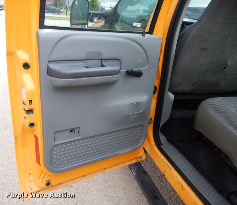 image for item IL9451 2004 Ford F450 Super Duty XL  Crew Cab flatbed truck