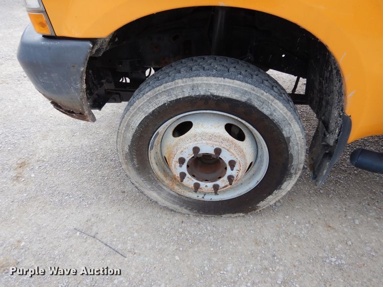 image for item IL9451 2004 Ford F450 Super Duty XL  Crew Cab flatbed truck