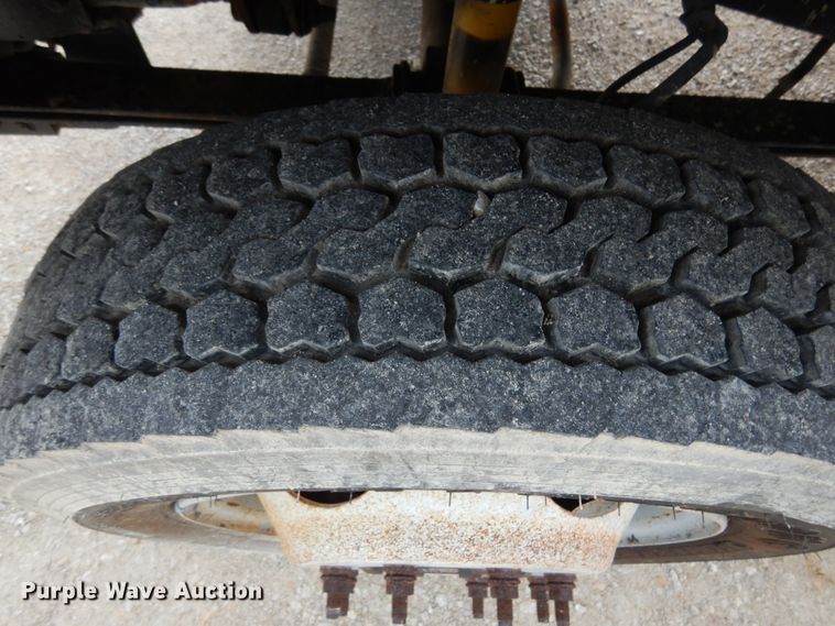 image for item IL9451 2004 Ford F450 Super Duty XL  Crew Cab flatbed truck