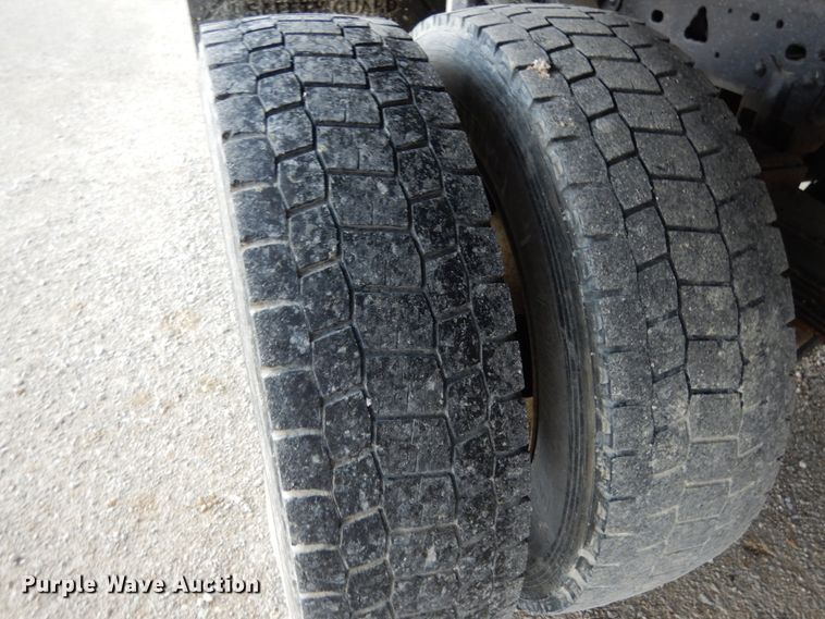 image for item IL9451 2004 Ford F450 Super Duty XL  Crew Cab flatbed truck