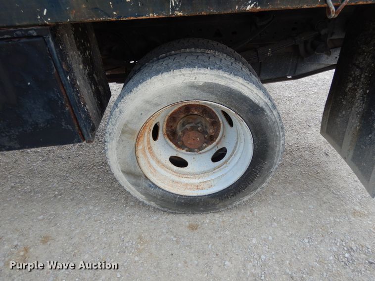 image for item IL9451 2004 Ford F450 Super Duty XL  Crew Cab flatbed truck