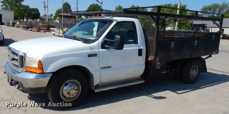 image for item IL9754 2001 Ford F350 Super Duty  flatbed pickup truck