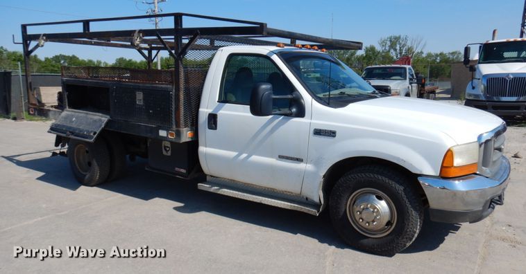 image for item IL9754 2001 Ford F350 Super Duty  flatbed pickup truck