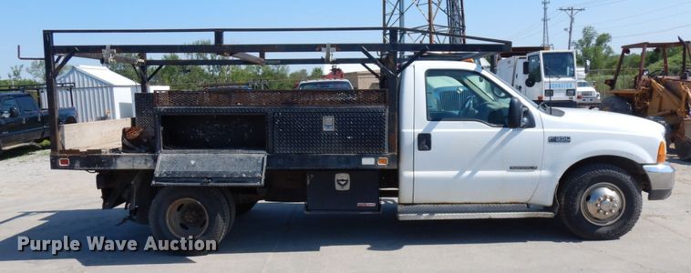 image for item IL9754 2001 Ford F350 Super Duty  flatbed pickup truck