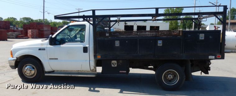 image for item IL9754 2001 Ford F350 Super Duty  flatbed pickup truck