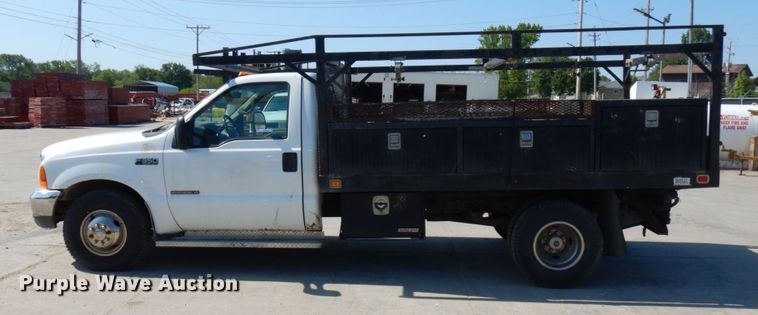 image for item IL9754 2001 Ford F350 Super Duty  flatbed pickup truck