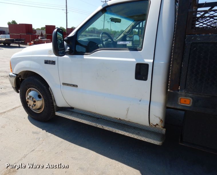 image for item IL9754 2001 Ford F350 Super Duty  flatbed pickup truck