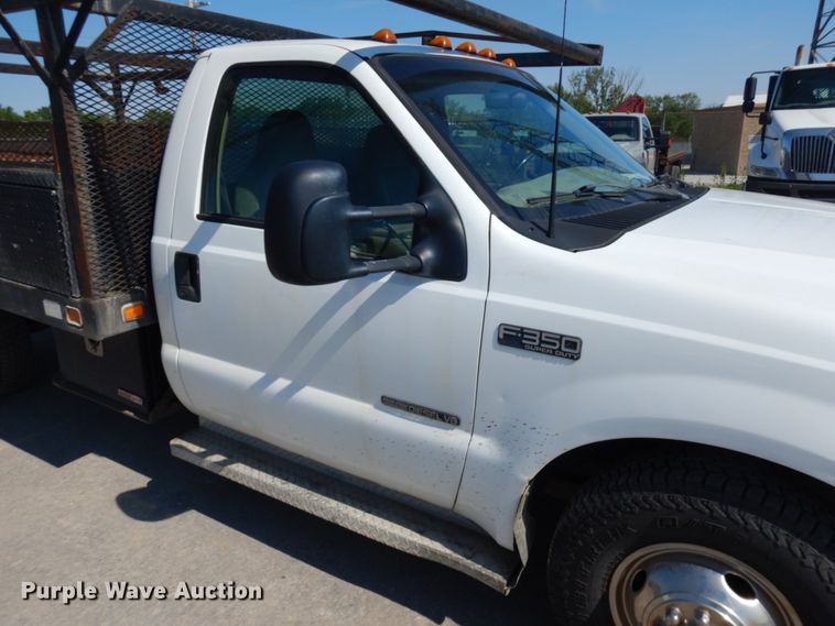 image for item IL9754 2001 Ford F350 Super Duty  flatbed pickup truck