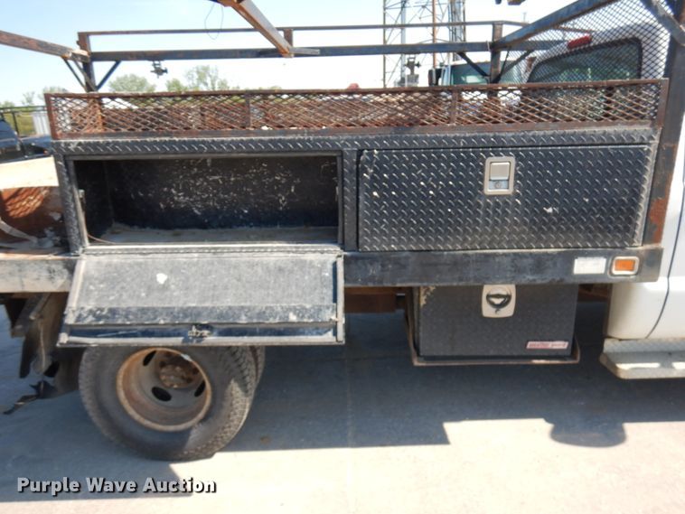 image for item IL9754 2001 Ford F350 Super Duty  flatbed pickup truck