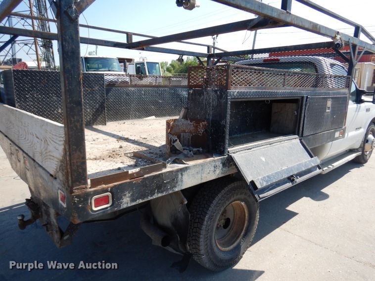 image for item IL9754 2001 Ford F350 Super Duty  flatbed pickup truck