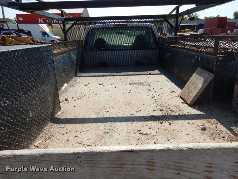 image for item IL9754 2001 Ford F350 Super Duty  flatbed pickup truck