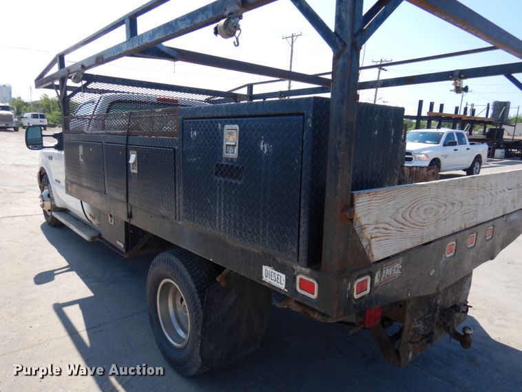 image for item IL9754 2001 Ford F350 Super Duty  flatbed pickup truck