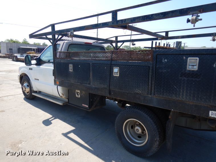 image for item IL9754 2001 Ford F350 Super Duty  flatbed pickup truck