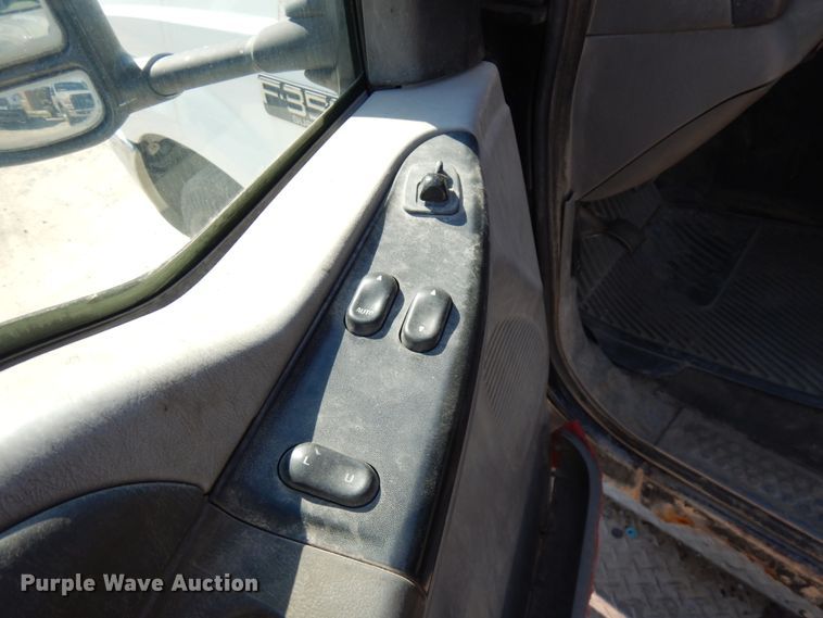 image for item IL9754 2001 Ford F350 Super Duty  flatbed pickup truck