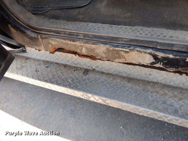 image for item IL9754 2001 Ford F350 Super Duty  flatbed pickup truck