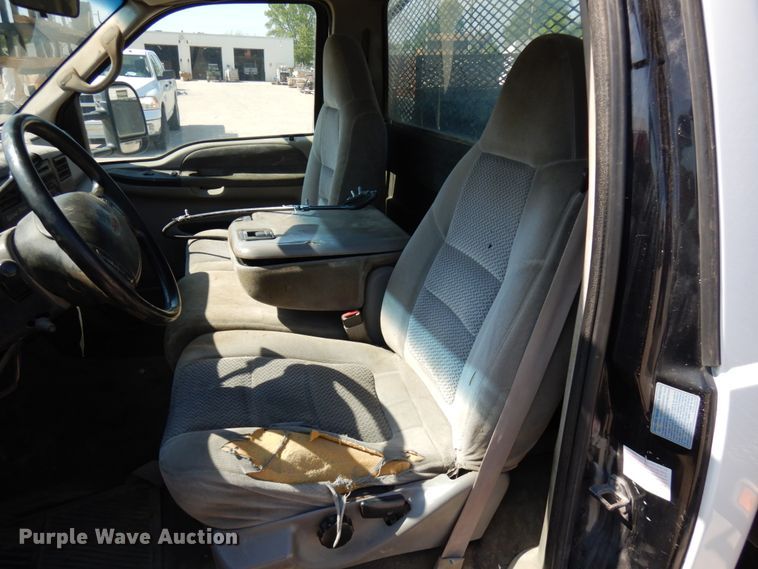 image for item IL9754 2001 Ford F350 Super Duty  flatbed pickup truck