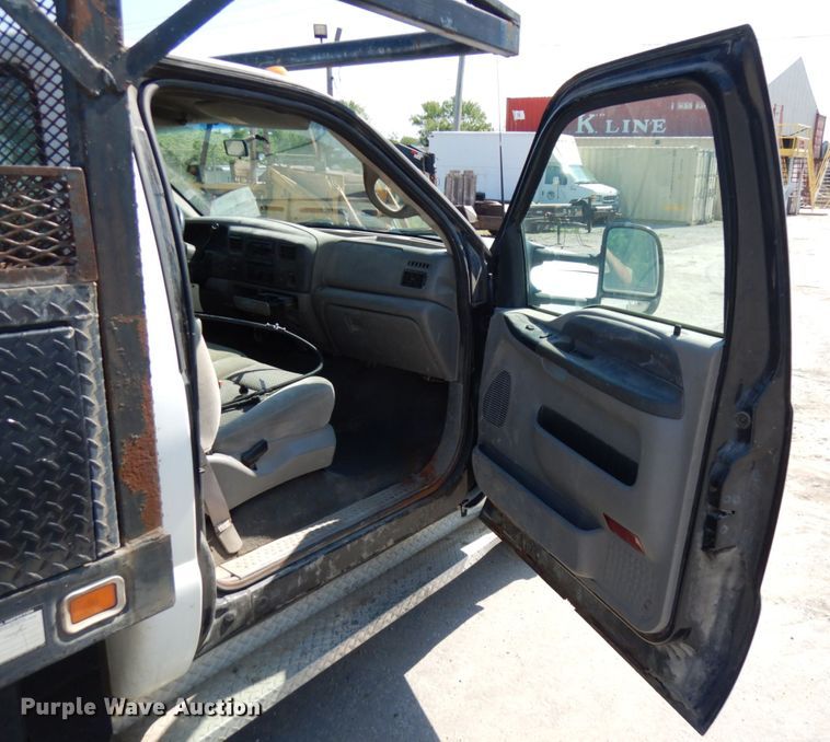 image for item IL9754 2001 Ford F350 Super Duty  flatbed pickup truck