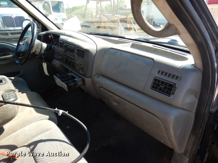 image for item IL9754 2001 Ford F350 Super Duty  flatbed pickup truck