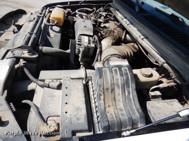 image for item IL9754 2001 Ford F350 Super Duty  flatbed pickup truck