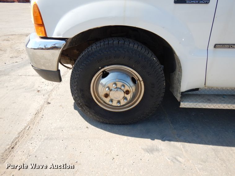 image for item IL9754 2001 Ford F350 Super Duty  flatbed pickup truck