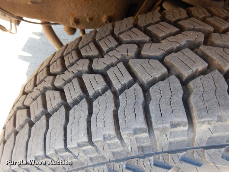 image for item IL9754 2001 Ford F350 Super Duty  flatbed pickup truck