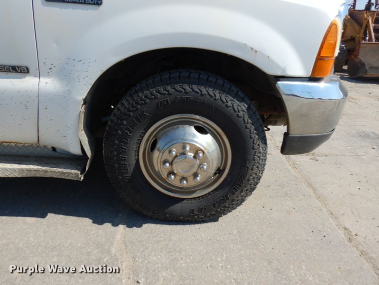 image for item IL9754 2001 Ford F350 Super Duty  flatbed pickup truck