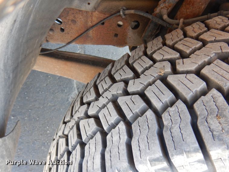 image for item IL9754 2001 Ford F350 Super Duty  flatbed pickup truck