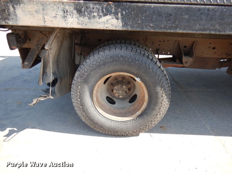 image for item IL9754 2001 Ford F350 Super Duty  flatbed pickup truck