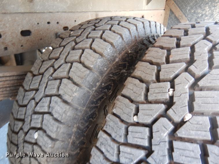 image for item IL9754 2001 Ford F350 Super Duty  flatbed pickup truck