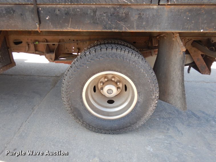 image for item IL9754 2001 Ford F350 Super Duty  flatbed pickup truck