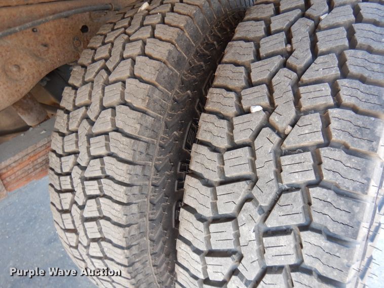 image for item IL9754 2001 Ford F350 Super Duty  flatbed pickup truck