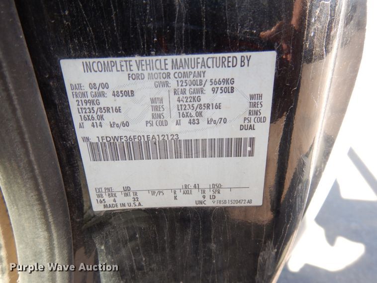 image for item IL9754 2001 Ford F350 Super Duty  flatbed pickup truck