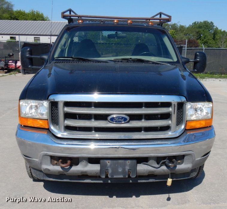 image for item IL9755 2001 Ford F350 Super Duty  flatbed pickup truck