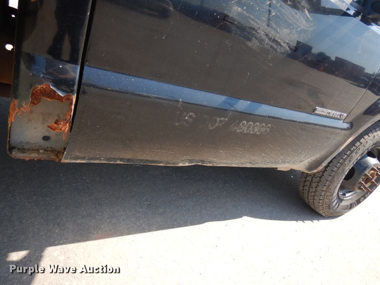 image for item IL9755 2001 Ford F350 Super Duty  flatbed pickup truck