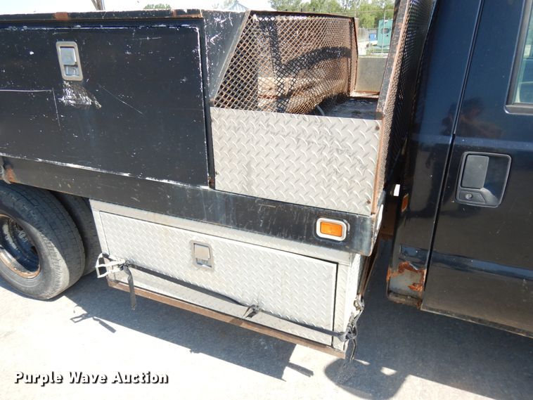 image for item IL9755 2001 Ford F350 Super Duty  flatbed pickup truck