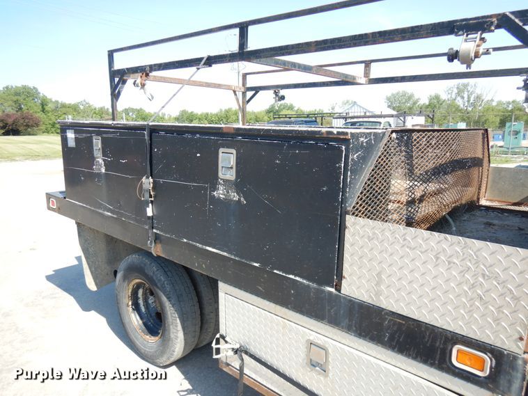 image for item IL9755 2001 Ford F350 Super Duty  flatbed pickup truck