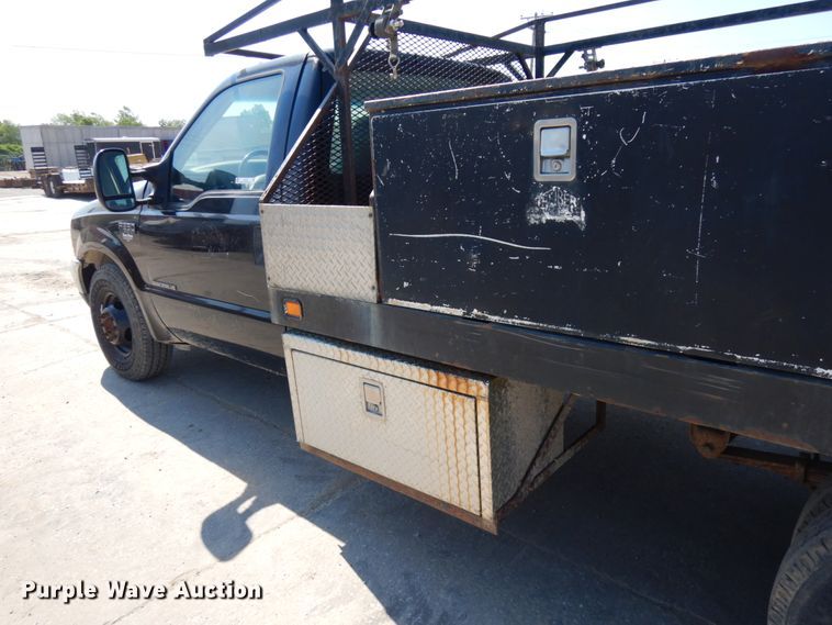 image for item IL9755 2001 Ford F350 Super Duty  flatbed pickup truck