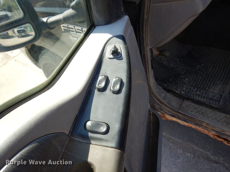 image for item IL9755 2001 Ford F350 Super Duty  flatbed pickup truck