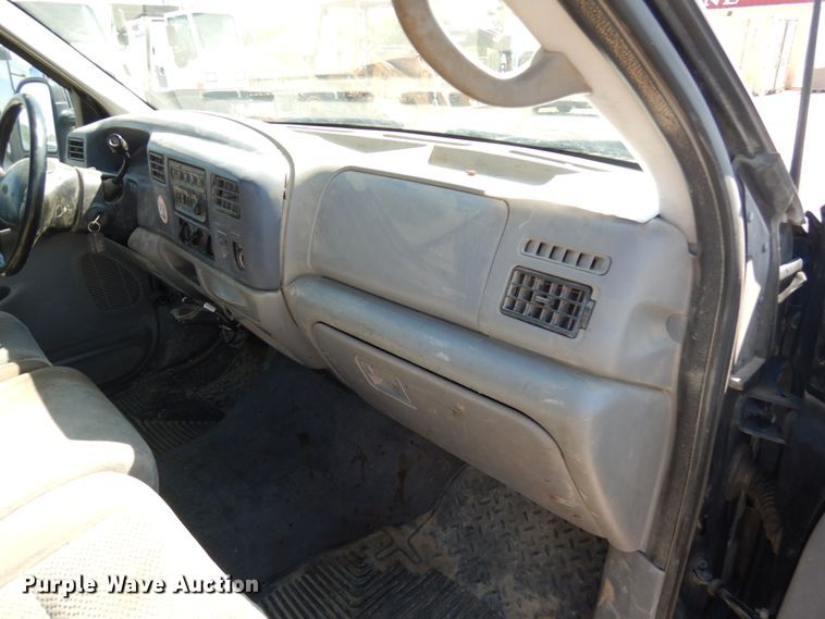 image for item IL9755 2001 Ford F350 Super Duty  flatbed pickup truck