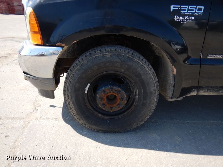 image for item IL9755 2001 Ford F350 Super Duty  flatbed pickup truck