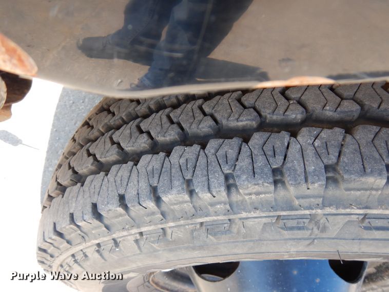 image for item IL9755 2001 Ford F350 Super Duty  flatbed pickup truck