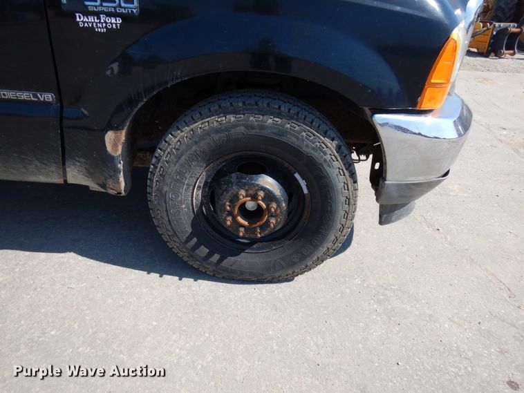 image for item IL9755 2001 Ford F350 Super Duty  flatbed pickup truck