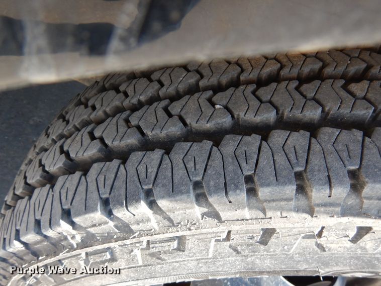 image for item IL9755 2001 Ford F350 Super Duty  flatbed pickup truck