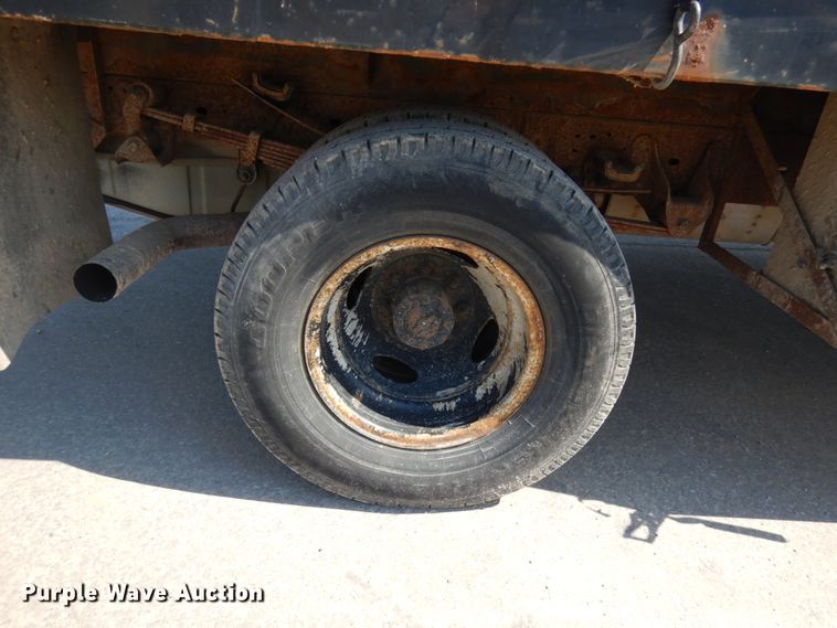 image for item IL9755 2001 Ford F350 Super Duty  flatbed pickup truck