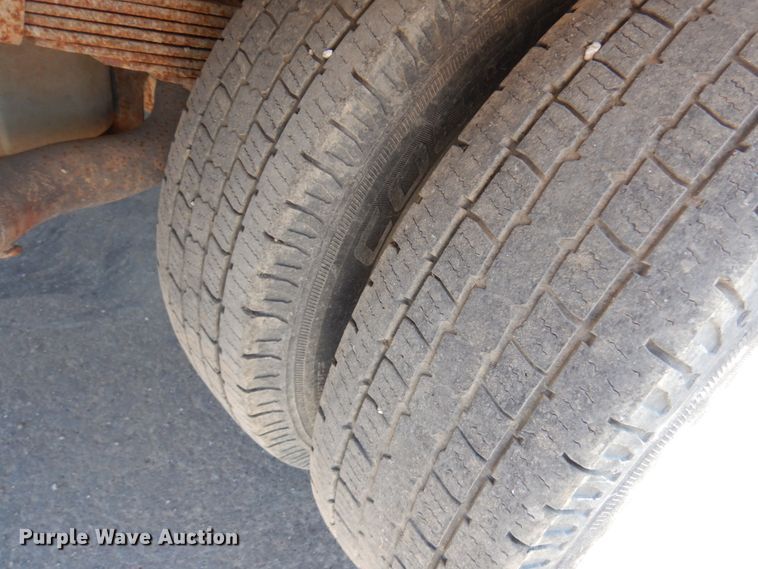 image for item IL9755 2001 Ford F350 Super Duty  flatbed pickup truck