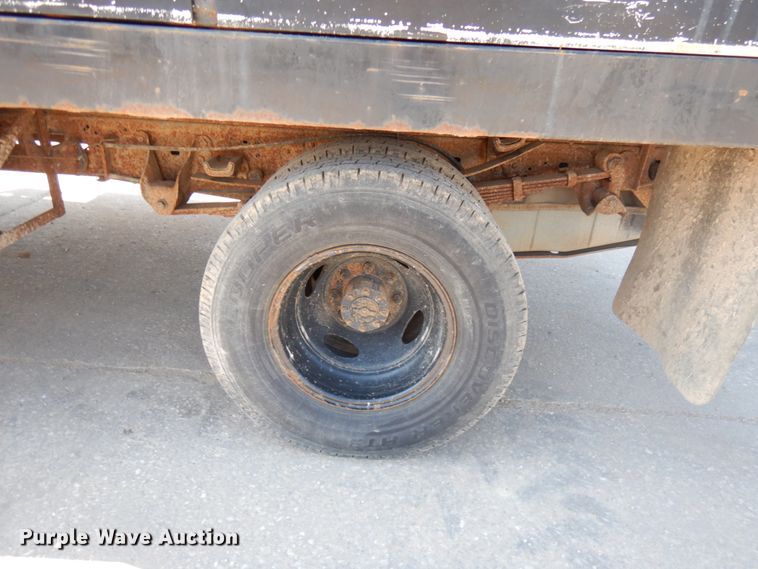 image for item IL9755 2001 Ford F350 Super Duty  flatbed pickup truck