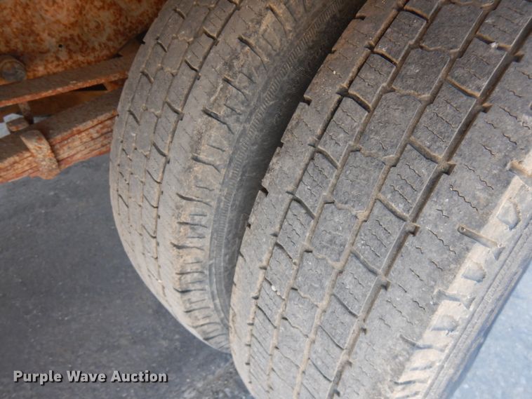 image for item IL9755 2001 Ford F350 Super Duty  flatbed pickup truck