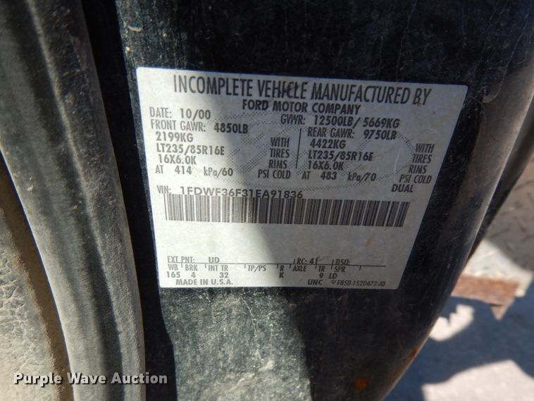 image for item IL9755 2001 Ford F350 Super Duty  flatbed pickup truck