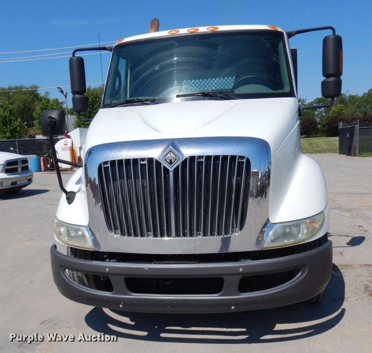 image for item IL9757 2005 International 8600  flatbed truck